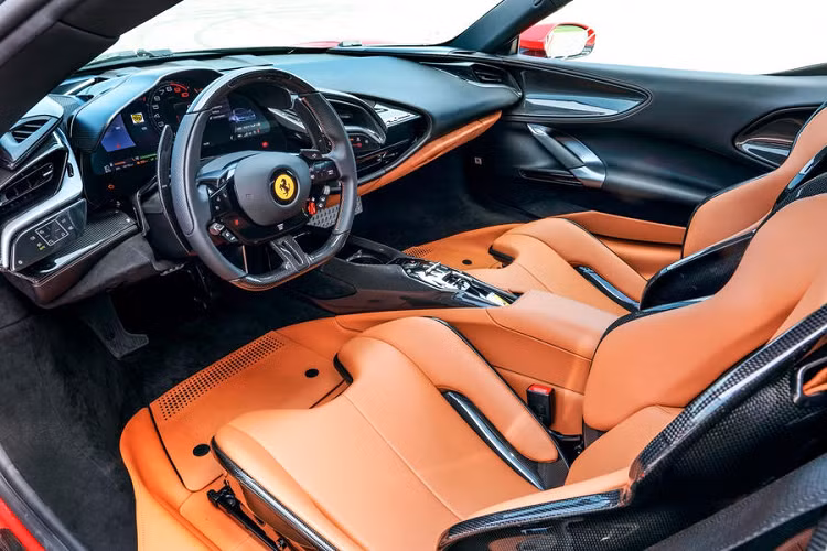 Cabin SF90 Stradale lấy cảm hứng từ xe đua F1 với bảng táp-lô thiết kế hướng về người lái. Bên cạnh đó, Ferrari còn mang đến nhiều trang bị hiện đại cho mẫu hypercar như bảng đồng hồ tốc độ kỹ thuật số cong 16 inch, vô-lăng tích hợp phím cảm ứng có công nghệ phản hồi xúc giác, hiển thị thông tin trên kính lái HUD...