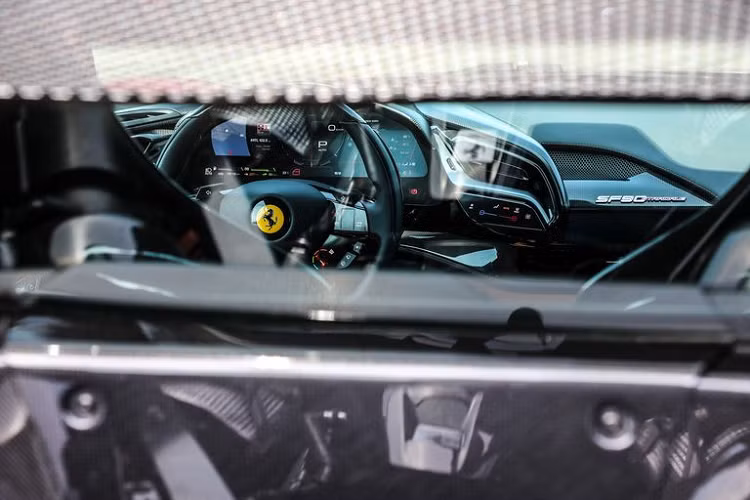 Theo tìm hiểu, khách hàng khi chọn mua SF90 Stradale sẽ được Ferrari cung cấp một loạt mục tùy chọn cá nhân. Danh sách có thể kể màu sơn ngoại thất, màu mui xe, nắp khoang động cơ carbon, kiểu la-zăng cùng màu kẹp phanh, ốp carbon các chi tiết khí động học, màu ống xả, màu da nội thất, kiểu ghế ngồi, ốp trang trí carbon cho khoang lái...
