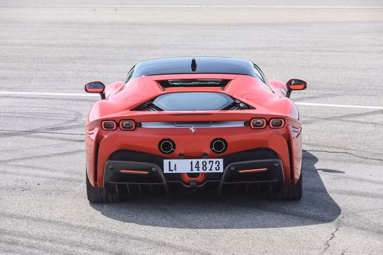 So với những mẫu siêu xe khác của Ferrari, SF90 Stradale có ngoại hình thanh thoát và hiện đại hơn đáng kể. Mẫu hypercar không có quá nhiều đường nét tạo điểm nhấn ở phần đầu cũng như 2 bên thân.