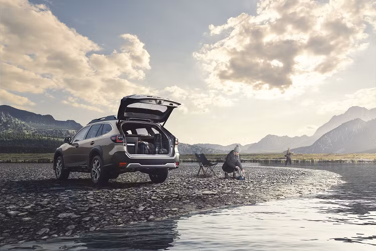 Subaru Outback 2021 phiên bản tiêu chuẩn dành cho thị trường châu Âu sẽ được trang bị tiêu chuẩn hệ thống thông tin giải trí với màn hình đặt dọc 11,6 inch có giao diện được thiết kế mới, tương thích Apple CarPlay và Android Auto. Ngoài ra, còn có một camera nhận dạng khuôn mặt gắn bên trong cabin giúp xác định các cá nhân trên ghế lái để tự động điều chỉnh vị trí ghế, góc gương chiếu hậu bên ngoài và hệ thống điều hòa.