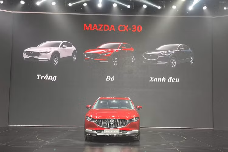 Bên trong, khoang lái của CX-3 được “bê nguyên” từ Mazda2 với bảng tablo nằm ngang có màn hình 7 inch, cụm đồng hồ tốc độ gồm cụm analog nằm giữa 2 màn hình, vô-lăng kiểu 3 chấu…