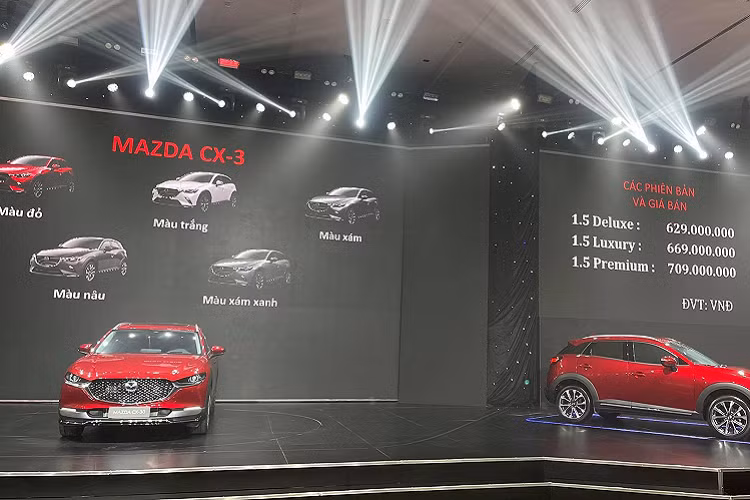 Trong khi đó, Mazda CX-30 có 2 tùy chọn Luxury và Premium, giá bán dao động 839 đến 899 triệu đồng. Giá xe Mazda CX-30 đắt hơn Kia Seltos (609-729 triệu đồng) và tương đương 2 mẫu xe đồng hương Toyota Corolla Cross (720 đến 910 triệu đồng), Honda HR-V (786 đến 871 triệu đồng).