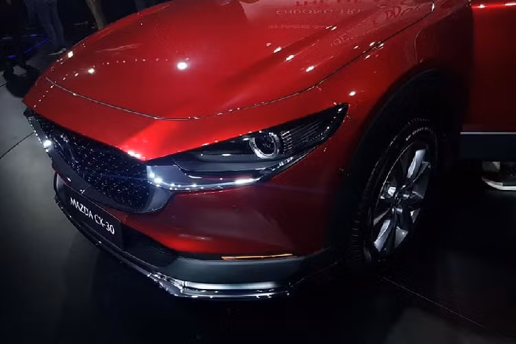 Không gian hàng ghế sau của CX-30 rộng rãi hơn “đàn em” CX-3. Khoảng để chân và không gian trần dư dả đôi chút với người lớn cao 1,7 m. Độ rộng của băng ghế cũng tốt hơn CX-3. Hệ thống an toàn trên CX-30 có thêm chức năng kiểm soát hành trình thích ứng, hỗ trợ giữ làn, cảnh báo lệch làn, hỗ trợ phanh thông minh phía trước (SBS-F), phanh tay điện tử, giữ phanh tự động, 7 túi khí...