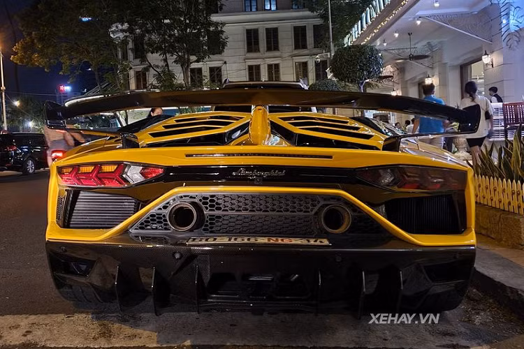"Trái tim" của Lamborghini Aventador SVJ là khối động cơ hút khí tự nhiên V12 6.5L cho ra công suất 770 mã lực và mô-men xoắn cực đại 720Nm, mạnh hơn 30 mã lực so với Aventador SV. Siêu xe chỉ mất 2,8 giây để tăng tốc từ 0-100 km/h trước khi cán tốc độ tối đa 350 km/h.