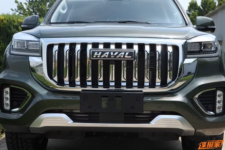 Haval H9 2021 sử dụng lưới tản nhiệt với nan dạng đứng, mạ crôm sáng bóng tương tự như Land Cruiser Prado bản nâng cấp facelift mới, trang bị đèn pha full-LED tích hợp đèn LED ban ngày. Nội thất Haval H9 2021 khá hiện đại khi sử dụng màn hình hỗ trợ lái kỹ thuật số và màn hình giải trí trung tâm cỡ lớn. Trang bị vô lăng 4 chấu tích hợp nhiều nút bấm và cả cần số điện tử với núm xoay điều khiển đa chức năng bên dưới.