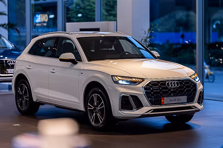 Xe được lắp ráp tại nhà máy San José Chiapa tại Mexico và lô đầu tiên cho thị trường Việt Nam đã được đưa vào dây chuyền sản xuất từ cuối năm 2020. Tại Việt Nam, Audi Q5 2021 được phân phối với hai màu sơn mới là xanh District Green và xanh Ultra Blue. Giá xe Audi Q5 2021 hiện không được Audi Việt Nam chính thức công bố, nhưng theo một số thông tin mà chúng tôi nhận được thì nó có thể có bán ra trên 2,7 tỷ đồng.