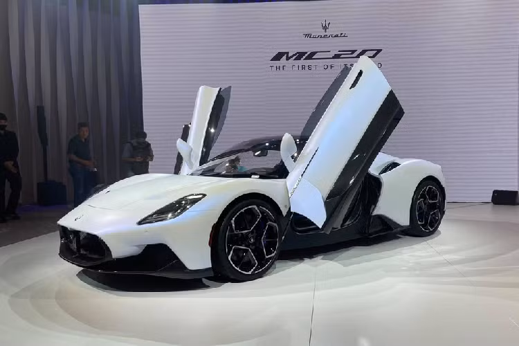 Nhờ đó, Maserati MC20 2021 có thể tăng tốc từ 0-100 km/h trong thời gian dưới 2,9 giây, từ 0-200 km/h trong 8,8 giây và đạt vận tốc tối đa 325 km/h. Theo hãng Maserati, siêu xe này có thể giảm tốc từ 100 km/h về vị trí đứng yên trên quãng đường 33 mét.