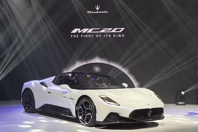 Siêu xe Maserati MC20 2021 mới lần đầu tiên đến Đông Nam Á với giá bán 16 tỷ đồng. Hiện tại, dòng siêu xe Maserati MC12 đang gần như "cháy hàng" trên thế giới nhưng chiếc xe đầu tiên cũng đã có mặt tại thị trường Đông Nam Á theo hình thức tạm nhập tái xuất để trưng bày và giới thiệu đến các khách hàng tại khối Asean này.