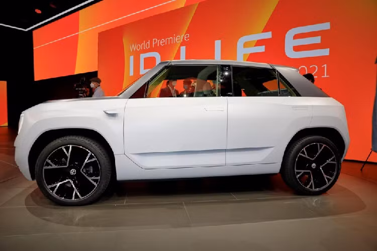Khác với những mẫu ôtô điện thuộc thương hiệu ID trước đó của hãng Volkswagen, ID. Life có thiết kế tối giản hơn, theo phong cách của Honda e. Bên ngoài, mẫu xe này được sơn phối 2 màu với các cột và nóc màu đen tương phản. Đặc biệt, phần nóc của xe có thể tháo ra để biến Volkswagen ID. Life chạy điện thành ôtô mui trần.