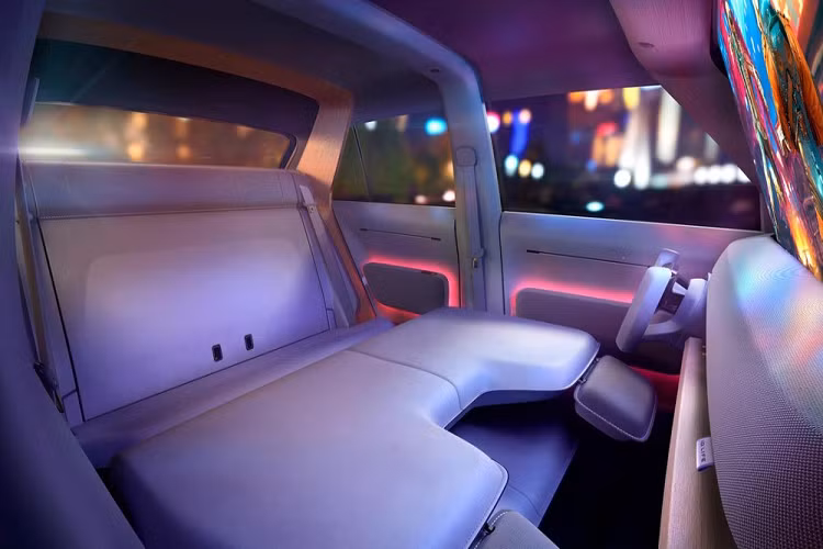 Tương tự những mẫu xe concept hiện nay, Volkswagen ID. Life cũng được trang bị ghế có thể điều chỉnh linh hoạt. Cả hàng ghế trước và sau đều có thể gập hoàn toàn, tạo ra một chiếc giường hoặc khoang hành lý với chiều dài lên đến 2 m.