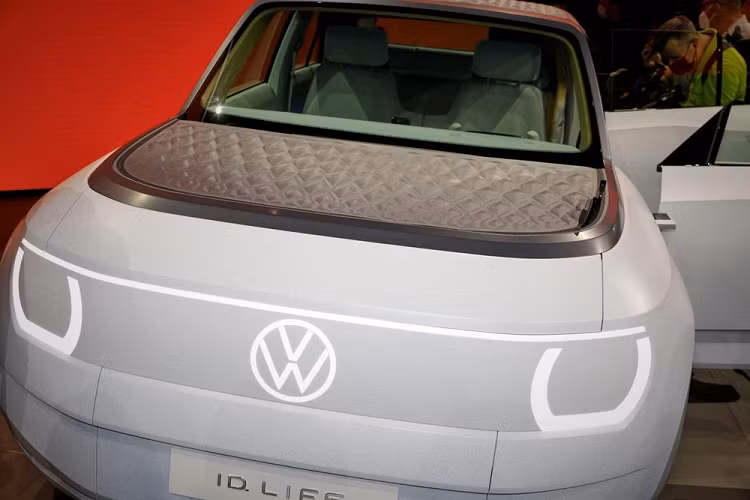Tương tự ngoại thất, bên trong nội thất của Volkswagen ID. Life cũng có những vật liệu bền vững. Cụ thể, phần dưới của mặt táp-lô và khu vực xung quanh hàng ghế sau đều được làm từ gỗ thật. Tiếp đến là bề mặt ghế và mặt cửa được bọc bằng chất liệu vi sợi ArtVelours Eco chế tạo bền vững.