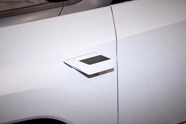 Được phát triển dựa trên cơ sở gầm bệ MEB dẫn động cầu trước, Volkswagen ID. Life dùng mô-tơ điện mạnh 234 mã lực và cụm pin 57 kWh. Nhờ đó, xe có thể tăng tốc từ 0-100 km/h trong 6,9 giây và chạy 400 km sau khi sạc đầy pin.