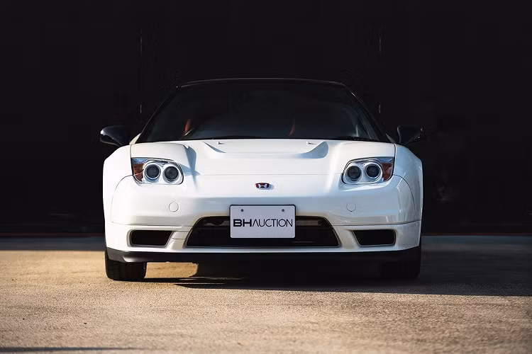 Chiếc xe sẽ được bán đấu giá, với mức khởi điểm là 408.000 USD. Giá xe Honda NSX-R đời 2002 này còn cao hơn cả những siêu xe mới như McLaren 765LT (385.139 USD) hay Ferrari 812 Superfast (340.000 USD).