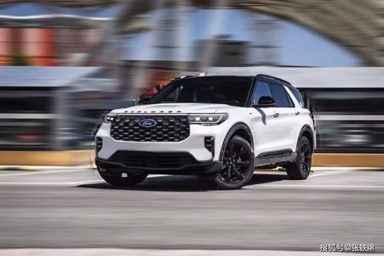 Vào hồi giữa tháng 10 năm nay, những hình ảnh đầu tiên của Ford Explorer 2022 mới đã bất ngờ được Bộ Công nghiệp và Công nghệ Thông tin Trung Quốc tung ra. Vào thời điểm đó, chỉ có một vài hình ảnh chụp những chi tiết thiết kế ngoại thất đáng chú ý trên mẫu SUV cỡ lớn này. Chẳng bao lâu sau đó, Ford Explorer 2022 đã "hiện nguyên hình" qua những hình ảnh rõ nét hơn.
