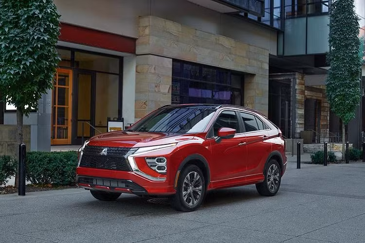  Mitsubishi Eclipse Cross 2021 mới đã thay đổi một vài chi tiết ở ngoại thất. Theo đó, đầu xe mang đậm dấu ấn của ngôn ngữ Dynamic Shield với lưới tản nhiệt tạo hình chữ X viền chrome.