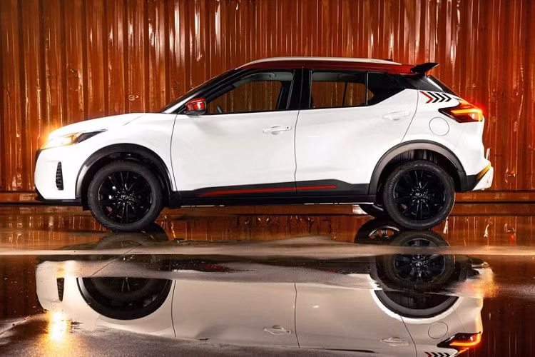 Động cơ của Nissan Kicks XPlay 2022 tại thị trường Brazil vẫn là máy 4 xi-lanh, dung tích 1.6L, sản sinh công suất tối đa 114 mã lực tại tua máy 5.600 vòng/phút và mô-men xoắn cực đại 152 Nm tại tua máy 4.000 vòng/phút. Động cơ kết hợp với hộp số biến thiên vô cấp CVT giả lập 6 cấp số.
