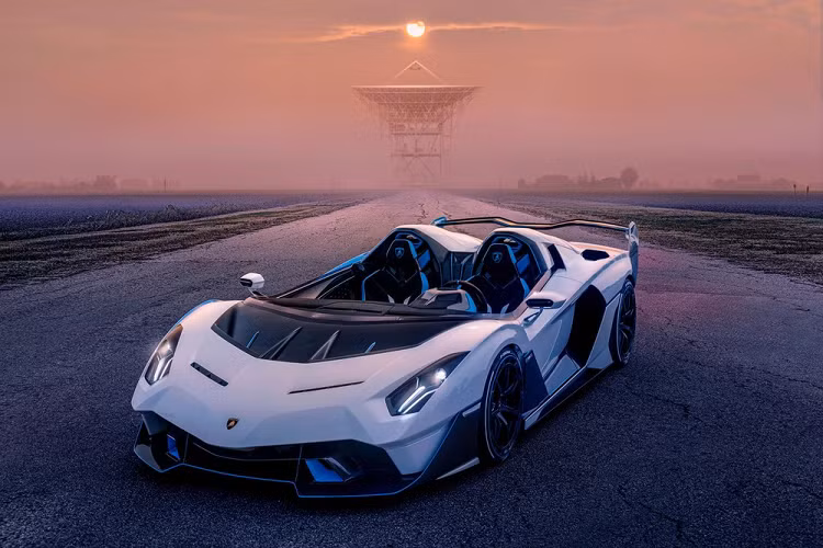  Lamborghini SC20 Mẫu speedster độc nhất này là thành quả của bộ phận motorsport Squadra Corse của Lamborghini. Nó được dựa trên Aventador và tiếp tục làm mới sự quan tâm đối với những mẫu xe speedster sau McLaren Elva và Aston Martin V12 Speedster. SC20 lấy các đặc điểm thiết kế từ Diablo VT Roadster, Aventador J, Veneno Roadster và Concept S, và được trang bị động cơ V12 dung tích 6.5 lít có trong Aventador SVJ Roadster, sản sinh 759 mã lực và 719 Nm mô-men xoắn cực đại, cung cấp cho cả 4 bánh xe.