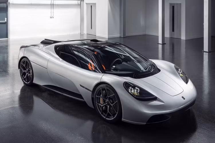  GMA T.50 Gordon Murray Automotive đã đặt giới hạn 100 chiếc cho quá trình sản xuất siêu xe T.50 và đang tuân thủ đúng con số giới hạn đó. T.50 là một mẫu xe đáng kinh ngạc, và cũng là một thí nghiệm giảm trọng lượng thú vị. Nó chỉ nặng 986 kg và được trang bị động cơ hút khí tự nhiên V12 dung tích 3.9 lít thiết kế riêng, tạo nên công suất 645 mã lực và 466 Nm mô-men xoắn cực đại.