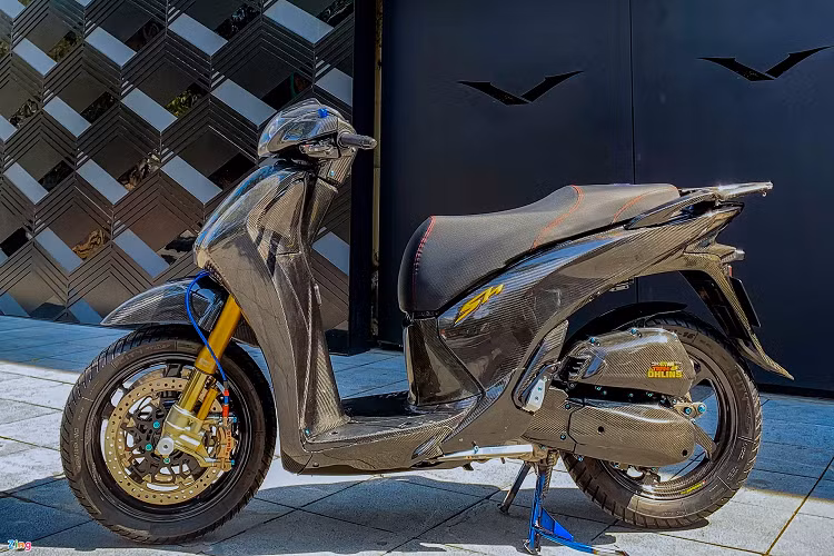 Một người chơi xe tại Hà Nội vừa cho ra lò bản độ Honda SH với giá trị khủng. Khác với những bản độ kiểng không tác động mạnh vào kiểu dáng, chiếc SH 150i này được lột xác toàn diện.