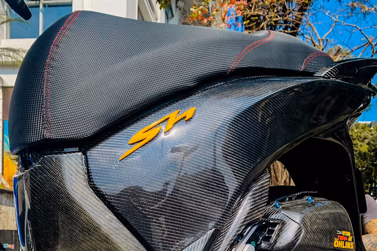 Nguyên bản, chiếc xe ga Honda SH 150i này thuộc đời 2016. Đa số các bản độ chỉ có dàn vỏ nhựa bằng carbon. Chiếc SH này được phủ carbon ở gần như toàn bộ bề mặt, gồm tất cả dàn vỏ nhựa, ốp lọc gió và bộ mâm. Riêng chi phí gia công vật liệu carbon đã tiêu tốn khoảng 60 triệu đồng. 