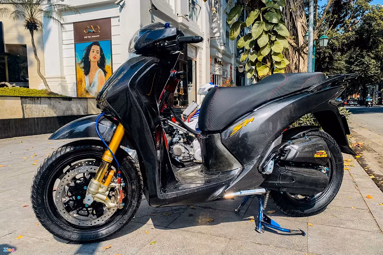 Honda SH là mẫu xe tay ga cao cấp phổ biến nhất tại Việt Nam hiện nay. Thế hệ của Honda SH đời mới ra mắt hồi tháng 11/2019 với nhiều thay đổi ở kiểu dáng và nâng cấp về trang bị. Tuy nhiên, các phiên bản SH đời cũ vẫn được những người chơi xe ưa chuộng. 