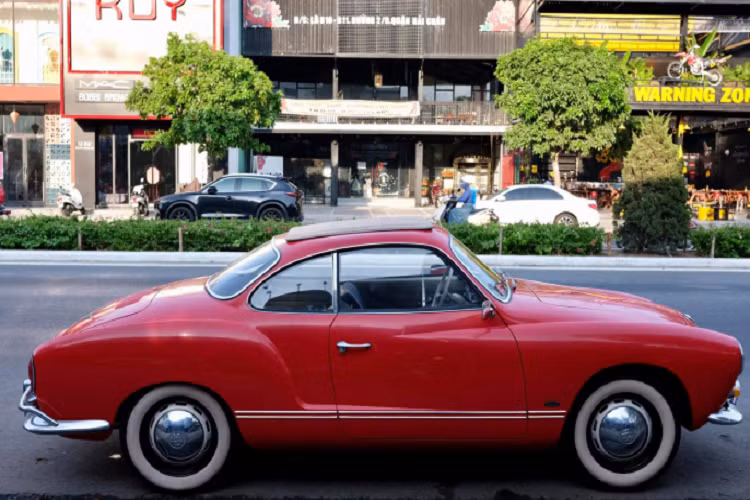 Tại thời điểm đó, Karmann Ghia (Type 14) được định vị cao hơn dòng “con bọ” Beetle. Trong danh mục sản phẩm của Volkswagen.