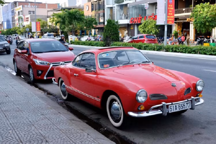 Theo tìm hiểu, chiếc Volkswagen Karmann Ghia hàng hiếm (Type 14) này đang được chủ nhân ở TP.HCM chào bán với mức giá “thách cưới” 4x.000 USD (hơn 900 triệu đồng). Ngoài ra, chủ xe còn nhận “giao lưu” đổi sang xe cơ bắp Mỹ cổ điển - Ford Mustang máy V8.