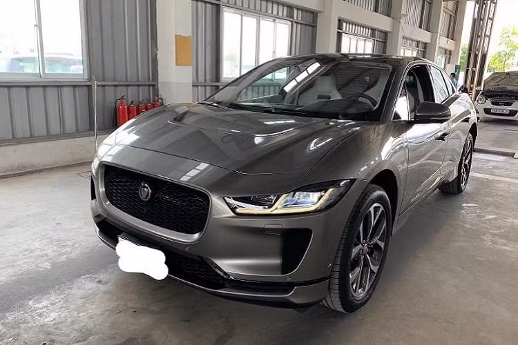 Theo chia sẻ của ngài Gareth Ward, một số người hi vọng rằng rất có thể trong tương lai những chiếc Jaguar i-Pace sẽ sớm được đưa về Việt Nam thông qua con đường nhập khẩu chính hãng. Bức ảnh của ngài đại sứ Anh Gareth Ward đã nhanh chóng thu hút nhiều lượt thích, chia sẻ cũng như bình luận về bức ảnh và chiếc xe Jaguar i-Pace tại Việt Nam.