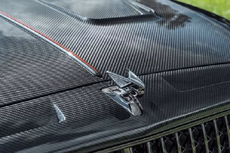 Ngoài ra, Bentley Flying Spur 2021 độ Mansory còn được trang bị bộ la-zăng đa chấu với đường viền trang trí màu cam nổi bật, bọc gọn trong lốp Continental. Logo của Mansory được tìm thấy trên nắp cốp, ngay bên dưới logo Bentley.