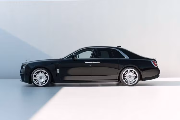 Bên cạnh những nâng cấp về mặt ngoại thất, Rolls-Royce Ghost độ Novitec cũng đồng thời được nâng cấp nhẹ động cơ V12 6,8 lít của xe thêm khoảng hơn 100 mã lực. Sau khi được nâng cấp, chiếc xe có thể tăng tốc từ 0 – 100 km/h chỉ trong vòng khoảng 4,5 giây và tốc độ tối đa vẫn được giới hạn điện tử ở mức 250 km/h.