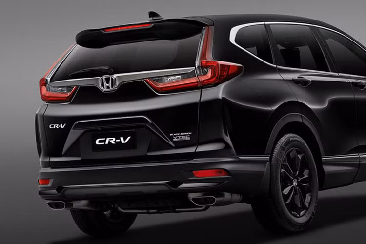 Diện mạo bên ngoài của mẫu xe SUV Honda CR-V Black Edition bản 5 chỗ này được thay đổi một số chi tiết mạ chrome đen tạo phong cách khác biệt như mặt ca-lăng, viền cản trước sau và thân xe, viền cửa sổ… La-zăng cũng được sơn đen nhưng có kích thước 17 inch, nhỏ hơn phiên bản tại Việt Nam.