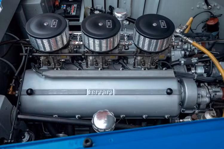 Trước khi đến với chi tiết giá trị, ta sẽ muốn biết tại sao chiếc Ferrari 340 America đời 1952 màu xanh lam này lại được coi là đặc biệt quý hiếm. Thứ nhất, nó là một trong số chỉ 24 chiếc từng được chế tạo và có một lịch sử vô cùng thú vị.