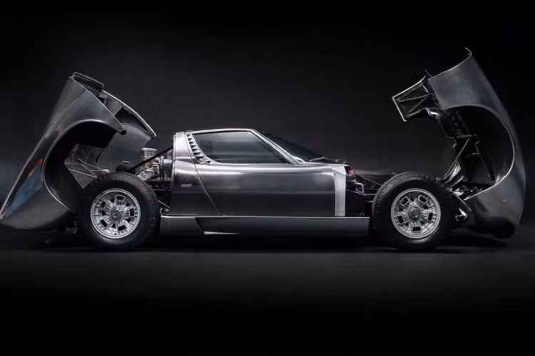 Cho tới nay, Lamborghini Miura huyền thoại vẫn luôn là một niềm khát khao lớn đối với những nhà sưu tập xe hơi hàng đầu trên thế giới không chỉ vì giá trị lịch sử mà còn về tính nghệ thuật của một tác phẩm cơ khí ra đời vào nửa cuối những năm 60. 763 chiếc Miura từng được xuất xưởng trong vòng 8 năm trước khi mẫu xe nhường chỗ cho Countach.
