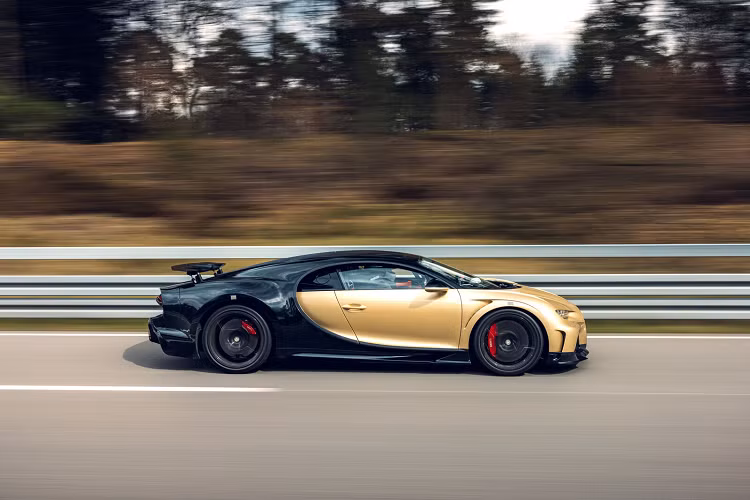 Jachin Schwalbe, Trưởng bộ phận phát triển khung gầm của hãng siêu xe Bugatti cho biết: “Sau các bài kiểm tra trên đường đua thành công ở tốc độ lên đến 380 km/h, chúng tôi hiện đang tinh chỉnh khả năng xử lý của chiếc xe ở tốc độ lên tới 440 km/h để cho phép siêu xe Chiron Super Sport chạy ở tốc độ cao với sự an toàn vượt trội, ngay cả ở tốc độ tối đa đáng kinh ngạc này thì chiếc xe vẫn có khả năng đem tới cho người lái một cảm giác an toàn khi xe vận hành ở tốc độ cao”.