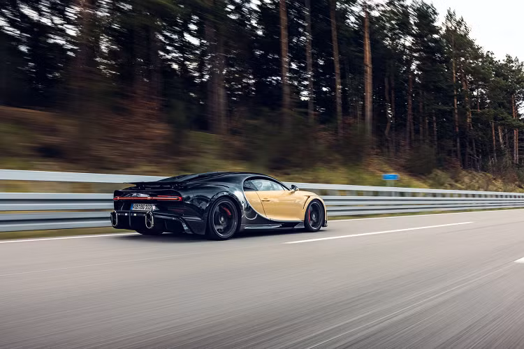 Bên cạnh những tinh chỉnh về thiết kế tổng thể, đội ngũ kỹ sư của Bugatti cũng đã tinh chỉnh khối động cơ W16 8,0 lít mạnh mẽ trứ danh của thương hiệu. Ông Marco Schulte từng được giao trọng trách đảm bảo việc Chiron Super Sport có thể tăng tốc mạnh mẽ ngay cả khi xe vượt mốc 400 km/h. Anh được biết đến là nhà phát triển và ứng dụng động cơ thuộc đội ngũ Phát triển của Bugatti và anh đã quyết định điều chỉnh lại đầu ra của bốn bộ tăng áp một cách hợp lý, chính xác hơn.
