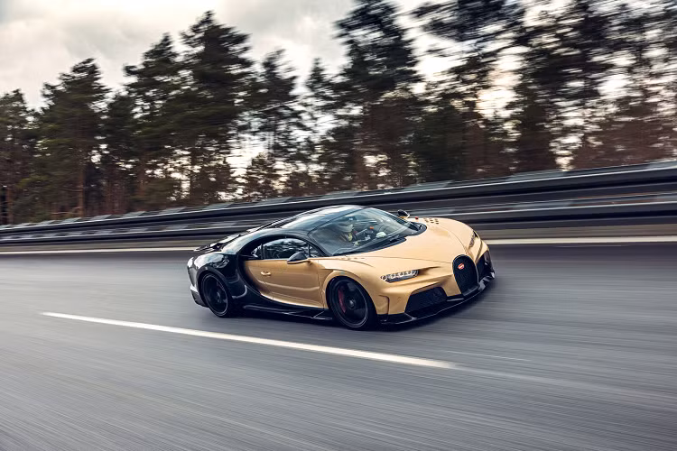 Trong quá trình chạy thử nghiệm ở tốc độ cao vào những ngày qua, các kỹ sư của Bugatti đã tinh chỉnh một số chi tiết cơ học, giảm xóc cũng như một số chi tiết khí động học để đảm bảo chiếc Bugatti Chiron Super Sport mới có thể vận hành một cách ổn định ở tốc độ cao.