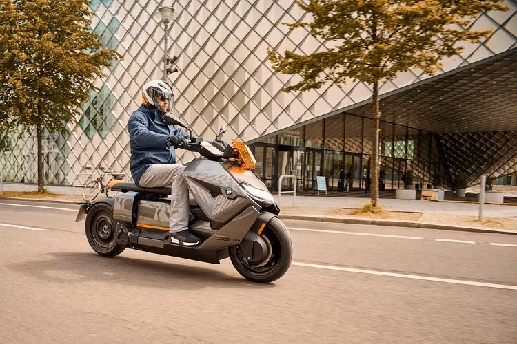 Theo thông tin đăng tải từ BMW Motorrad, mẫu giá xe BMW CE 04 2022 khởi điểm từ 11.795 USD (khoảng 271 triệu đồng) dành cho màu sơn trắng tiêu chuẩn. Bên cạnh đó, người dùng cũng có thể tuỳ chọn phối màu xám/cam với số tiền cộng thêm 225 USD (5,2 triệu đồng) và gói trang bị cao cấp với giá 1.650 USD (38 triệu đồng).