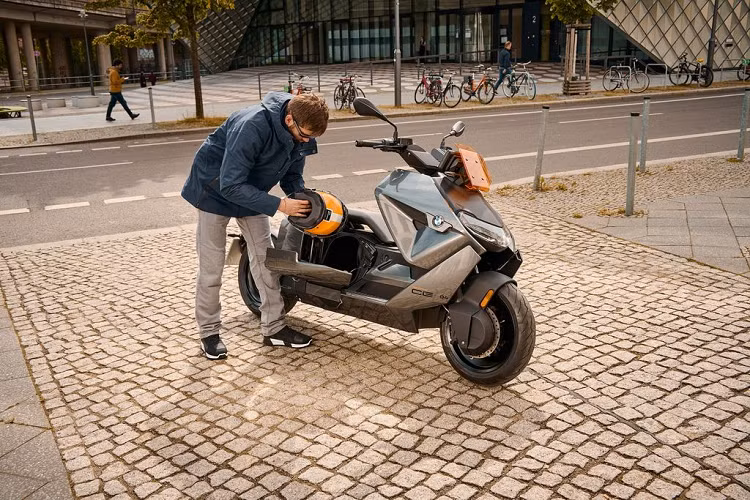 Đi kèm với đó là trang bị viên pin dung lượng 8,9 kWh, cho phép xe di chuyển tối đa quãng đường 128 km.