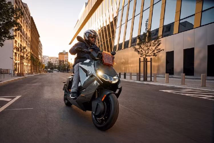 Với gói trang bị cao cấp, BMW CE 04 chạy điện mới sẽ được bổ sung hàng loạt tiện ích như hệ thống phanh ABS Pro, hệ thống đèn chiếu sáng với công nghệ thích ứng, sưởi ghế, bộ sạc cấp độ 2 (cho phép sạc xe từ 0 - 100% trong 1 giờ 40 phút và 45 phút để sạc từ 20 - 80% pin), chế độ lái xe Pro và hệ thống cảnh báo áp suất lốp.