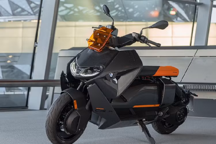 Một trong những công nghệ đáng chú ý của BMW CE 04 có thể kể tới như hệ thống tái tạo năng lượng phanh như các mẫu ô tô điện; 4 chế độ lái gồm Eco, Rain, Road và Dynamic; bảng đồng hồ công-tơ-mét Full-Digital 10,25 inch có thể kết nối với điện thoại, mâm xe 15 inch, đèn chiếu sáng dạng LED, cổng sạc điện thoại 1,5A, hệ thống treo sau có thể điều chỉnh độ cứng...