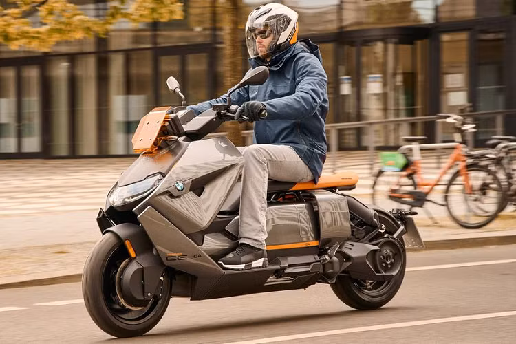 BMW Motorrad mới đây vừa chính thức trình làng mẫu xe máy điện BMW CE 04 2022 mới sau một năm ra mắt bản Concept. Mẫu xe này sẽ bắt đầu được bán ra tại Mỹ kể từ đầu năm sau.