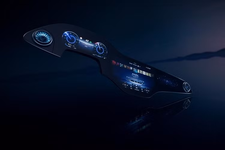 Được hé lộ lần đầu cho mẫu Mercedes A-Class trong năm 2018, Mercedes-Benz User Experience mới (MBUX) là một trong những hệ thống thông tin giải trí ấn tượng nhất trên thị trường vào lúc này, với giao diện giao diện trực quan và các chức năng AI tiên tiến. Trong Mercedes S-Class mới, hệ thống MBUX sẽ chạy trên một màn hình cảm ứng cỡ 12,8 inch và một màn hình đồng hồ kỹ thuật 12,3 inch. Đối với mẫu sedan điện EQS sắp ra mắt, Mercedes sẽ đưa công nghệ này lên một tầng cao mới.