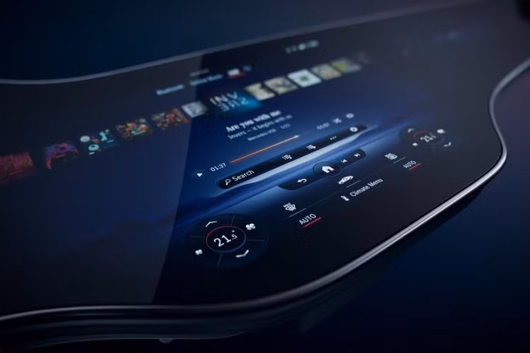 Hành khách phía trước cũng sẽ có thể vận hành Hyperscreen trên phần màn hình của riêng họ với tối đa 7 hồ sơ hiển thị các tùy chọn cá nhân. Để người lái không bị phân tâm, các chức năng giải trí sẽ không hiển thị nếu ghế lái phụ không có người ngồi và sẽ được thay thế bằng hình ảnh hoạt hình hiển thị logo Mercedes. Công nghệ OLED được sử dụng cho các màn hình hành khách trung tâm và phía trước với các pixel hình ảnh tự phát sáng và độ tương phản cao để có chất lượng hiển thị tốt nhất có thể.