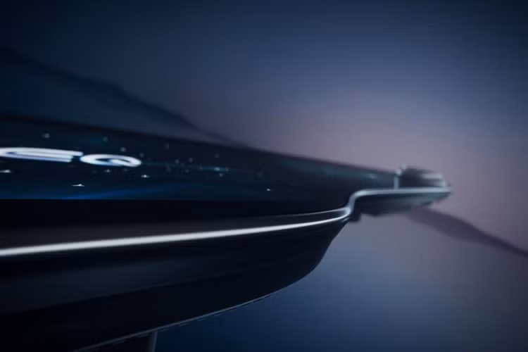 Cụ thể, người mua mẫu xe sedan Mercedes-Benz EQS chạy điện sẽ có một tùy chọn gọi là MBUX "Hyperscreen", bổ sung một màn hình cong, khổng lồ mà kéo dài gần hết toàn bộ chiều rộng nội thất từ trái sang phải cột A. Nó là sự kết hợp thông suốt của vài màn hình hiển thị để tạo nên một màn hình cong tổng thể với chiều rộng hơn 56 inch. Hyperscreen cũng không phải là dạng kỹ thuật số hoàn toàn, vì các cửa gió điều hòa hình tròn được tích hợp vào bề mặt kỹ thuật số.