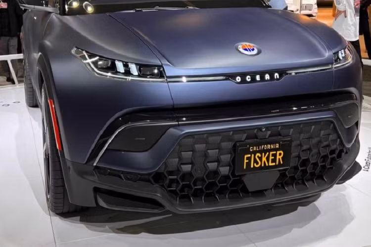 Phiên bản cao cấp Fisker Ocean Extreme cũng trang bị bộ pin và mô tơ điện kép giống như bản Ultra, nhưng cung cấp phạm vi hoạt động ước tính trên 560 km và công suất 550 mã lực mạnh hơn. Bên cạnh đó, bản Extreme còn trang bị bộ la-zăng 22 inch mới, ghế sưởi phía trước và sau, cùng với một màn hình cảm ứng 17,1 inch có thể xoay chiều. Người dùng chỉ cần một cái chạm nhẹ để chuyển màn hình từ chiều dọc sang ngang.