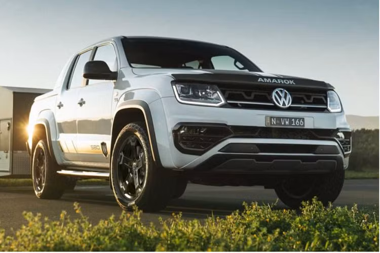 Là một trong những mẫu xe lâu đời nhất của thương hiệu, Volkswagen Amarok bán tải trình làng từ năm 2010 nhưng tới tận năm sau mới được chuyển sang thế hệ mới. Vì vậy, để Amarok không bị "nhàm chán", Volkswagen cũng thường xuyên giới thiệu các phiên bản mới cho Amarok.
