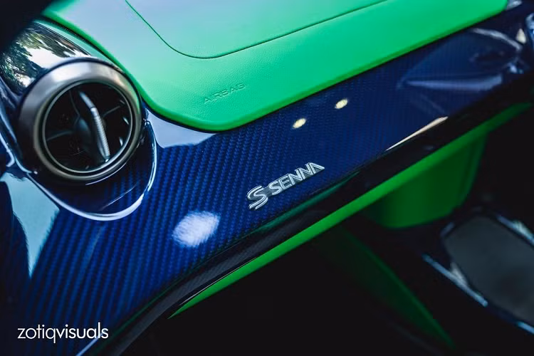 Toàn bộ sức mạnh này sẽ truyền về trục bánh sau của McLaren Senna thông qua hộp số ly hợp kép 7 cấp, nhờ đó, siêu phẩm hypercar của đại gia Singapore chỉ cần thời gian 2,8 giây để tăng tốc từ vị trí xuất phát lên 100 km/h. 