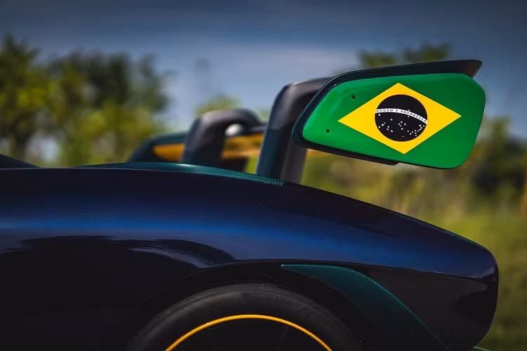 Siêu phẩm McLaren Senna ở Singapore vẫn được trang bị khối động cơ xăng V8, tăng áp kép, dung tích 4.0 lít sản sinh công suất tối đa lên đến 789 mã lực và mô-men xoắn cực đại 800 Nm.