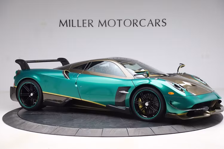 Pagani vẫn sử dụng hộp số ly hợp đơn vì hộp số này nhẹ hơn hộp số ly hợp kép đến 40% trong khi thời gian sang số cũng không quá khác biệt. Huayra BC có khả năng tăng tốc 0 – 100 km/h trong 2,3 giây và đạt tốc độ tối đa hơn 370 km/h. Pagani cho biết hãng chỉ sản xuất đúng 20 chiếc, giá xe Pagani Huayra BC Coupe mỗi chiếc lên đến 3,7 triệu USD.