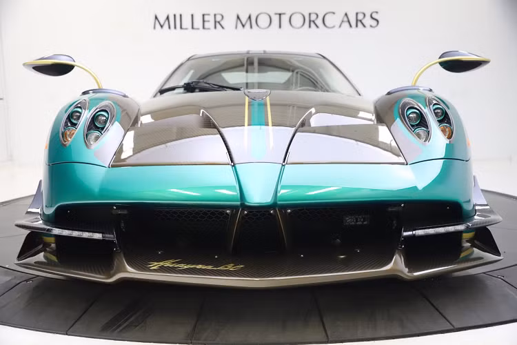 Huayra BC vẫn sử dụng động cơ AMG M150 V12 dung tích 6.0 lít tăng áp kép như Huayra tiêu chuẩn nhưng công suất đã được Pagani nâng lên 755 mã lực đi cùng 1.100 Nm mô-men xoắn. Xe sử dụng hộp số tuần tự X-trac 7 cấp ly hợp đơn.